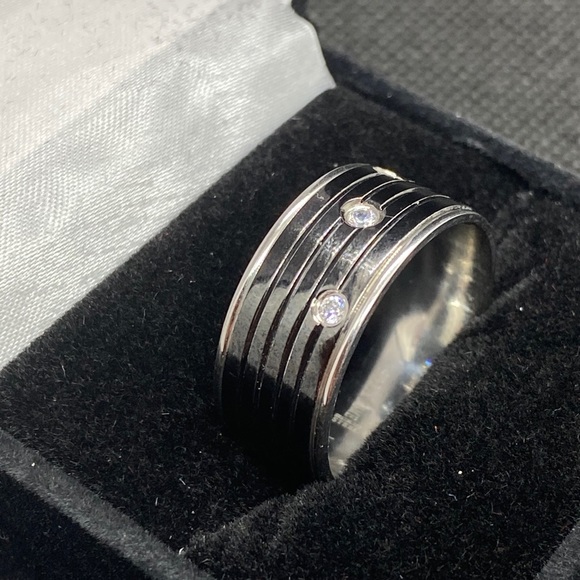 Ring - Picture 3 of 4